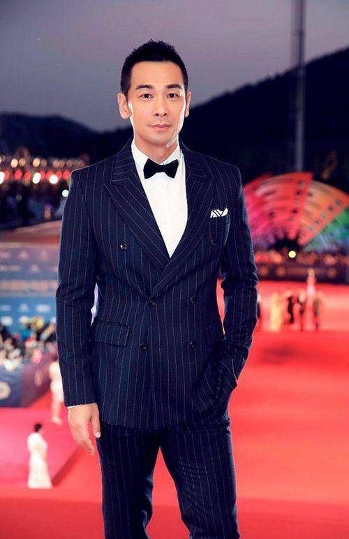 赵文卓:娶小8岁东北小丫,婚后连生三胎,如今一家五口其乐融融_徐克