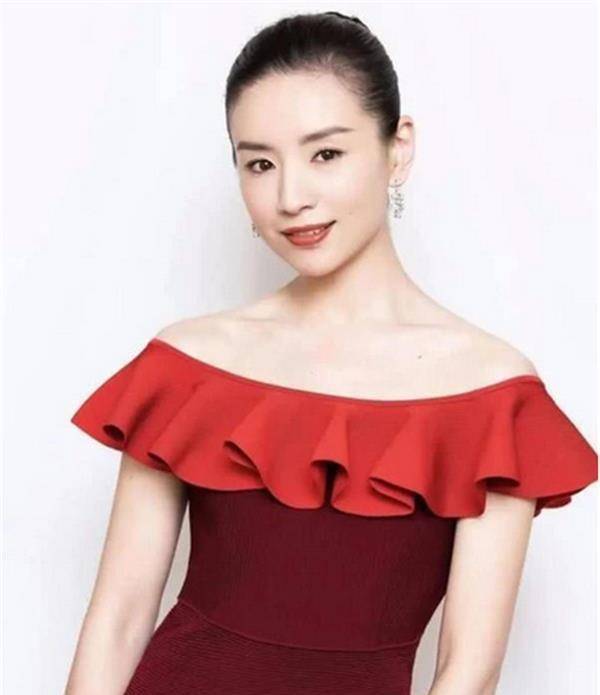 40岁董洁终于高调一回,穿豆沙色裸肩礼服上台,沙漏身材棒极了_低调