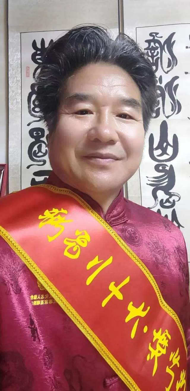 朱万忠,万仲,字行一,号墨痴轩主,民革党员,陇上奇人中国柳叶体书法