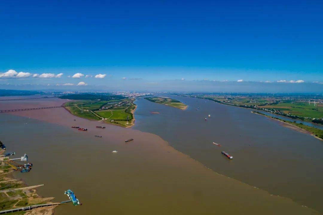 在中生代,受 燕山运动 的影响,这里下陷成为盆地,盆地范围广及今江西