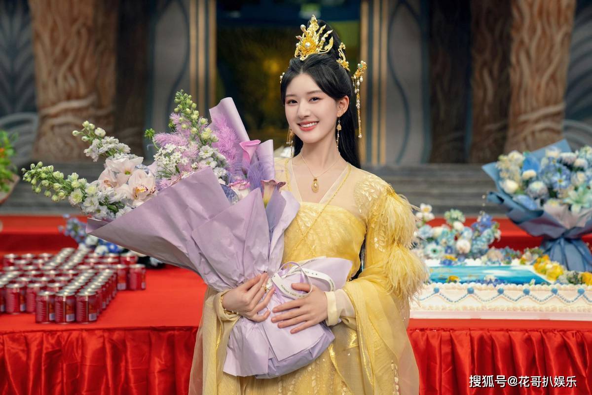 赵露思李宏毅聚餐视频曝光,亲密互动引热议,男方回应"很无聊"_花哥_新