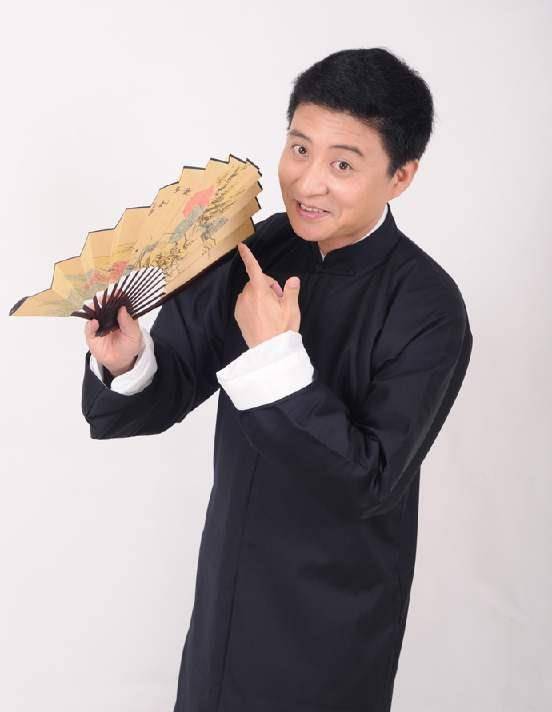 拜师姜昆老人大哥,9上舞台,成地方著名演员,45岁却满头发白_周炜_相声