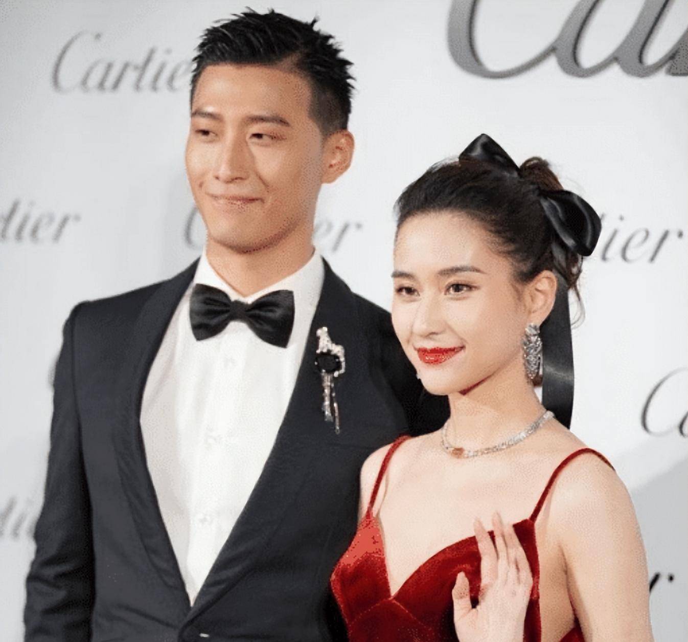 窦骁与何超莲现身商务活动,草莓图案造型成为焦点,衣着引发热议_时尚