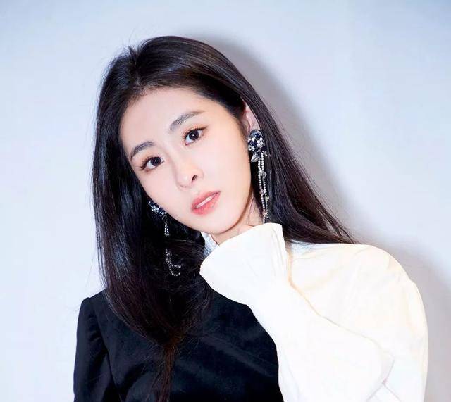 现在吴莫愁已经跑去演戏了,但很可惜以她的形象来说,如果不是演技特别