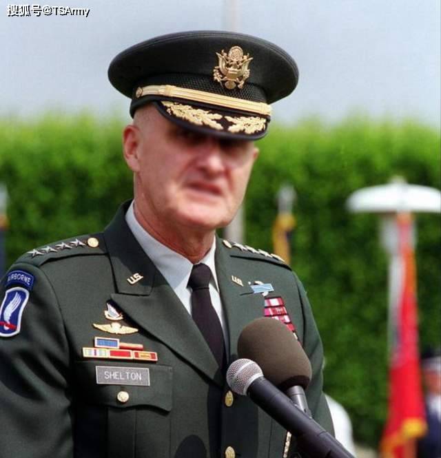 同样具有简洁,大气的特征,帽子上只有一个帽徽和简单的装饰,其中军官