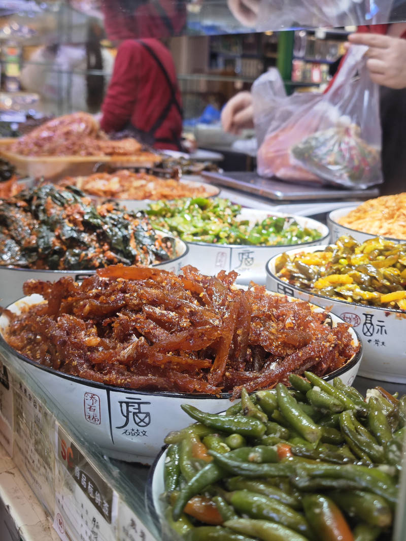 道里菜市場遍地都是排隊王,燻肉大餅,炸裡脊,拌辣菜,南瓜餅.