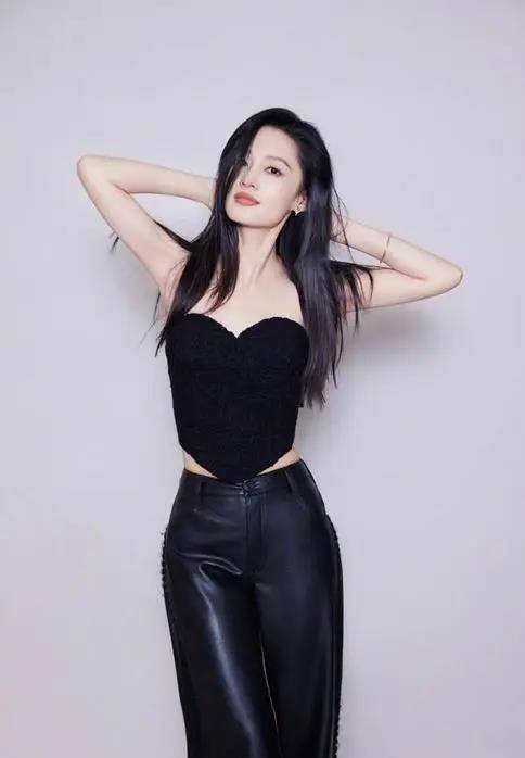 李沁穿深v连体衣大秀曲线 漫步展览尽显文艺气息,身材完美火辣!