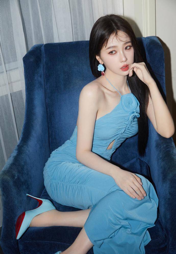 虞书欣新造型大胆展现又纯又欲的时尚魅力!清新时尚又迷人!