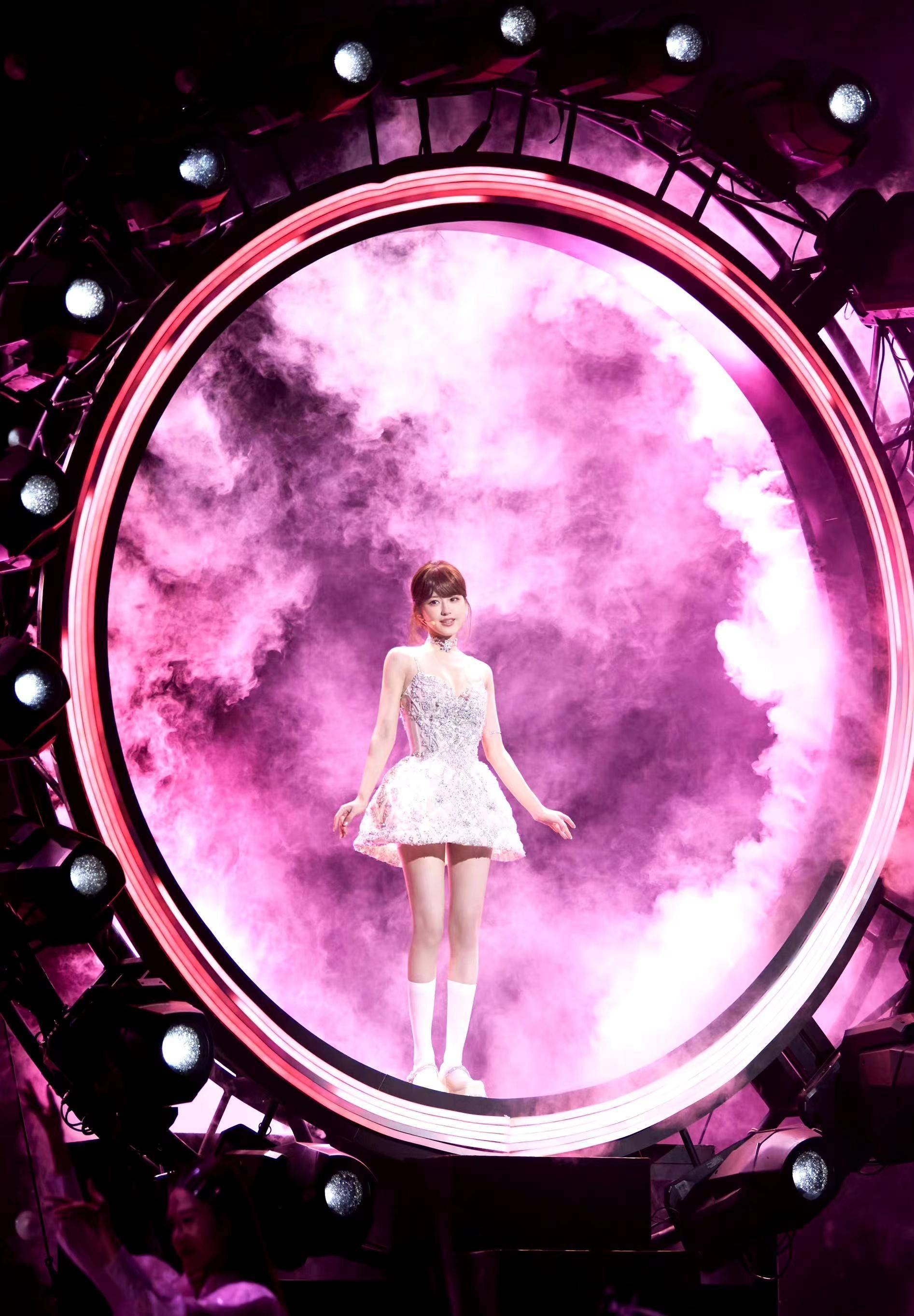 赵露思舞台新造型来袭,穿一条银色镶钻吊带裙,灵动又俏皮!