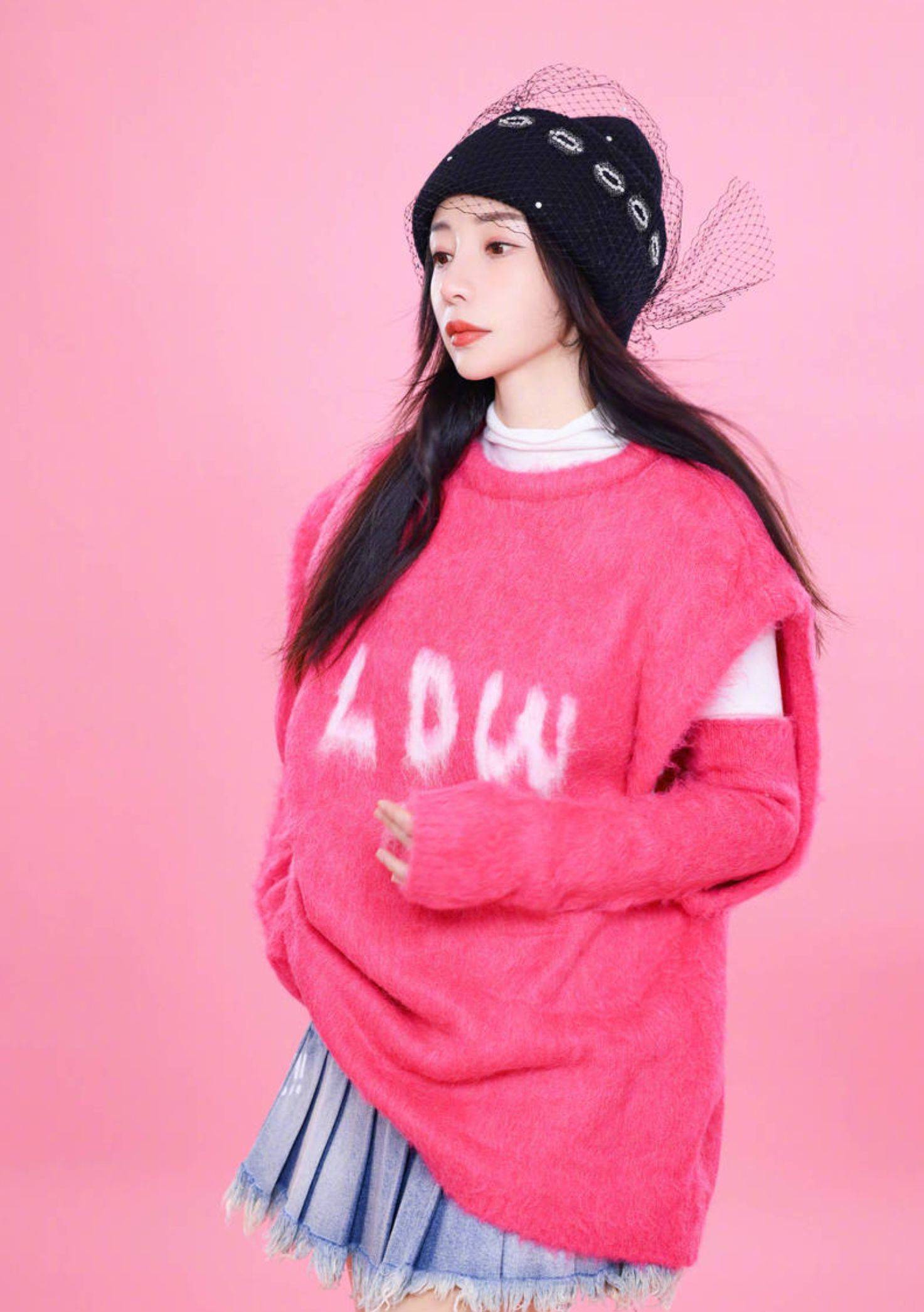 柳岩美腿纤细修长 穿粉色上衣搭配牛仔裙时尚靓丽_女性_生活_笑容