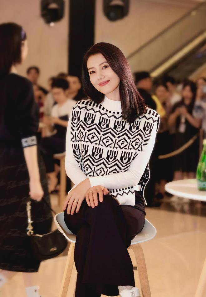 高圆圆南宁活动造型引热议:简约休闲风也能穿出高级感_时尚_背心_照片
