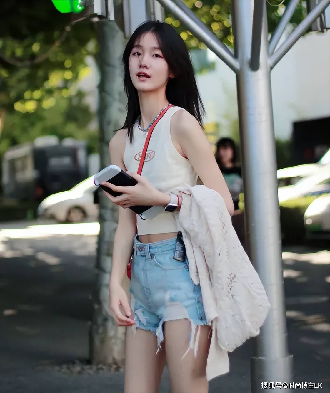 穿搭解析(一)这个"女儿"就是纪姿含,在《虎爸猫妈》里她扮演的是赵薇