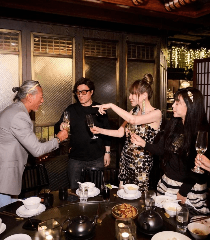 薛芷伦_社交_生活