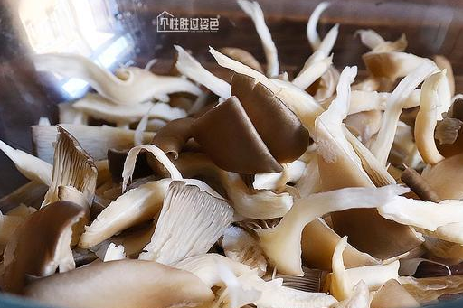 蘑菇别再炒着吃了，教你一个新做法，酥脆可口，大人小孩都喜欢(图5)