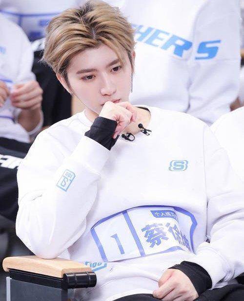 蔡徐坤撞衫魏大勋,穿同款白色"填空"卫衣,9岁差距一目了然_休闲_郑爽