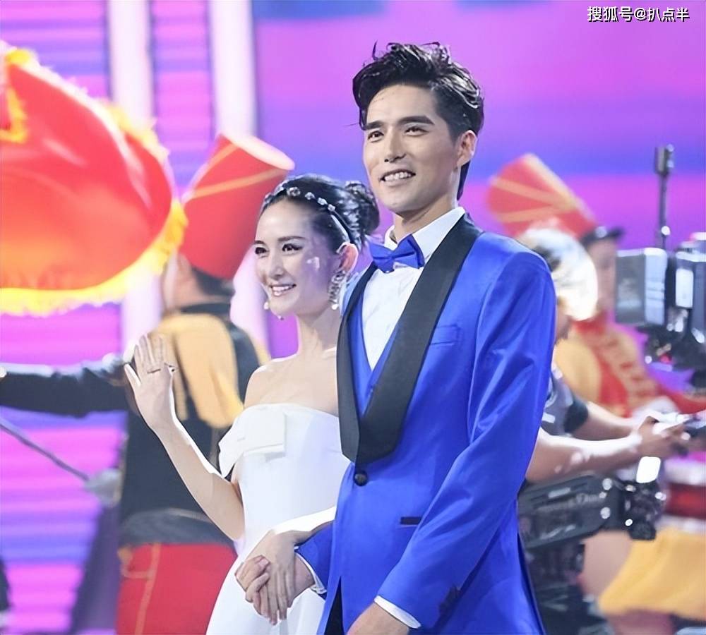 "音乐剧王子"阿云嘎上演"母子恋"?