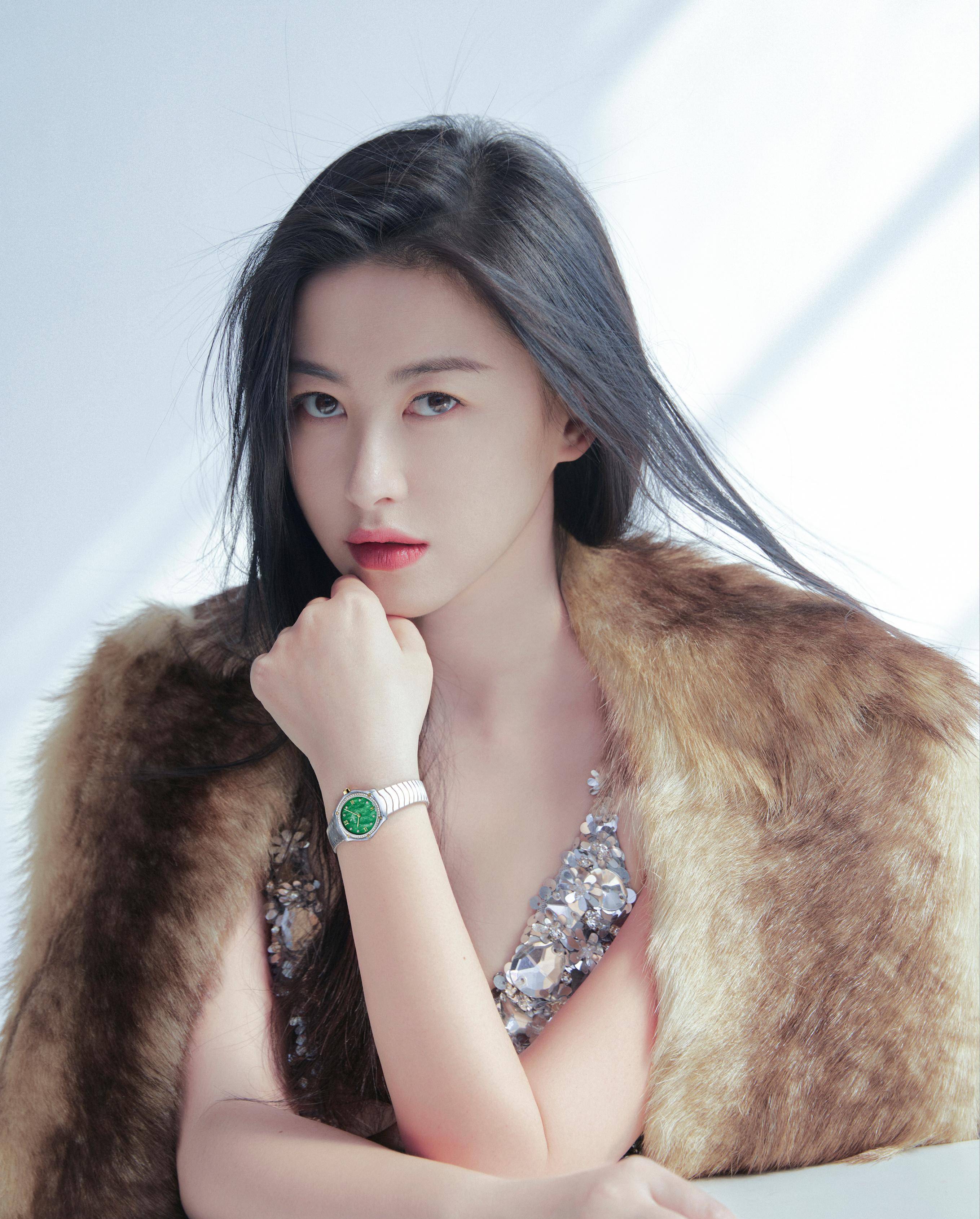 朱珠登wonderland封面,深v礼服大秀曲线,将时尚进行到底_气质_衬衫