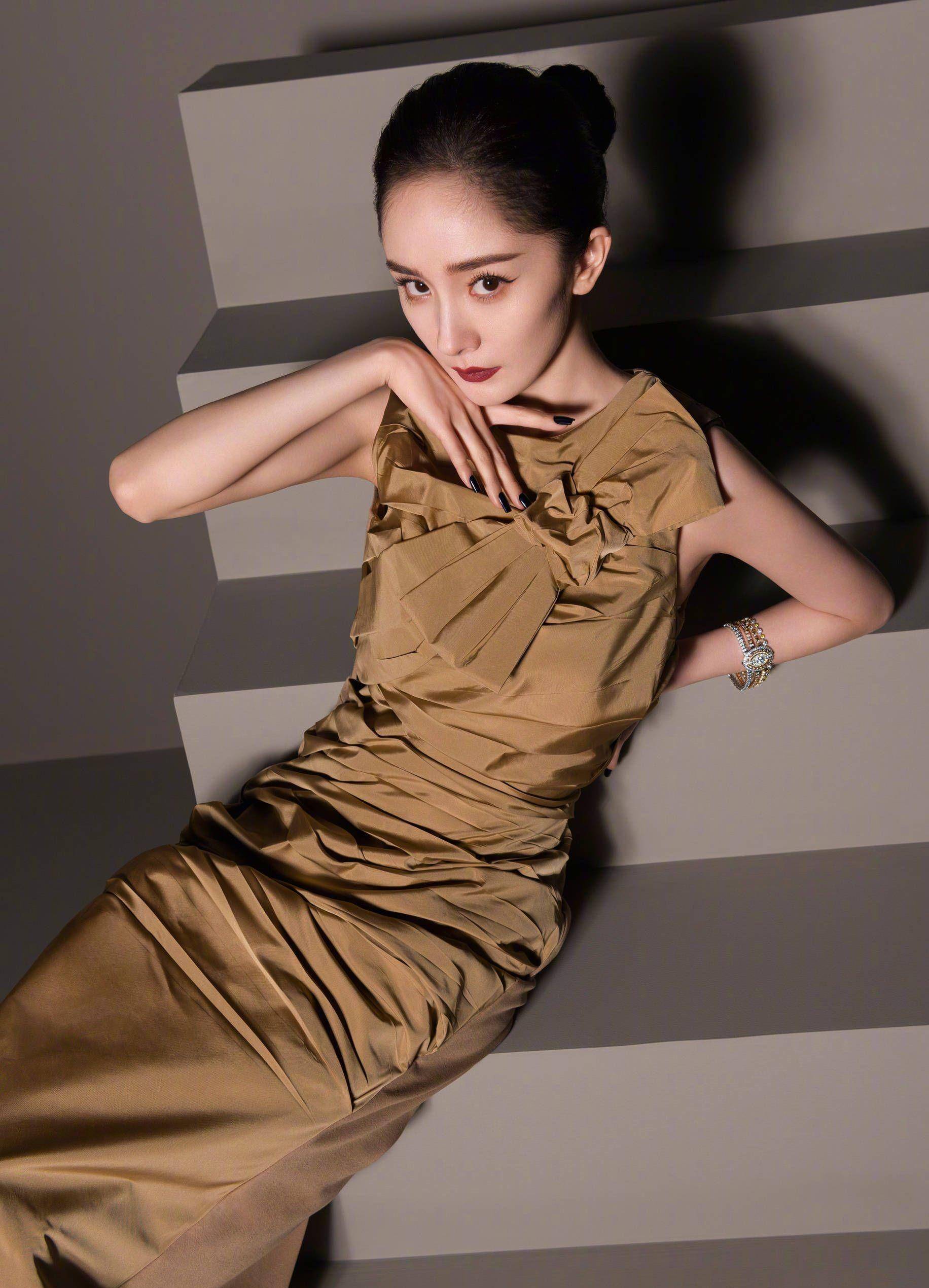 在这组低发髻发型的照片中,杨幂完美诠释了现代女孩的形象,展现了她的