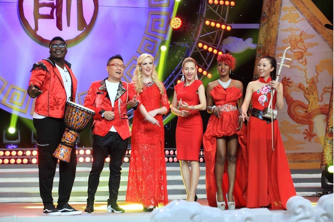 撒贝宁携妻女出游显老态,妻子李白似少女,混血女儿高颜值像妈_孩子