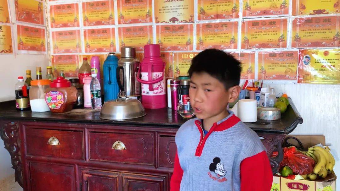 ""妈妈走了,爸爸生病了……"如果把人生比成打牌,那小铭拿到的一定是