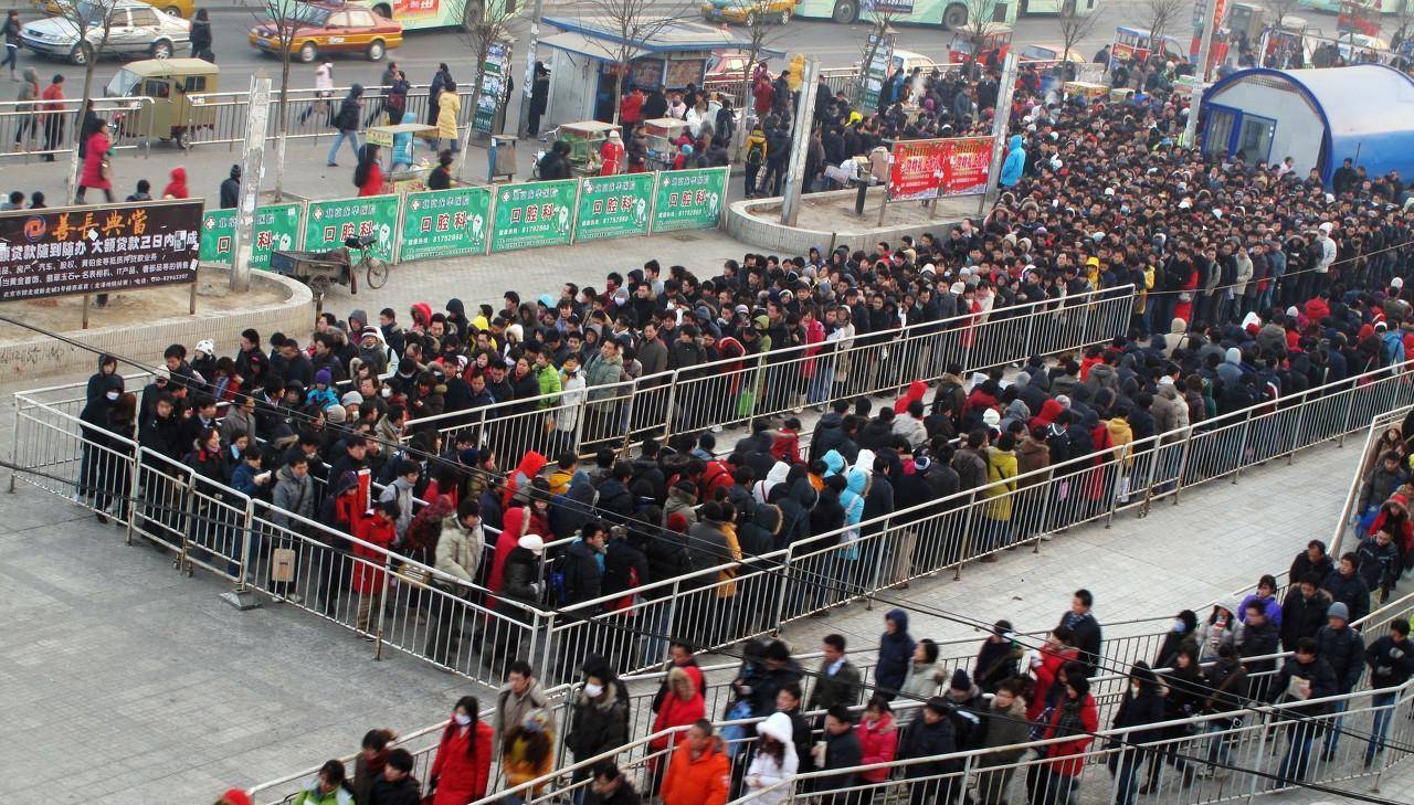 图为北京地铁13号线龙泽站,上班早高峰排队乘坐地铁的长队让人印象