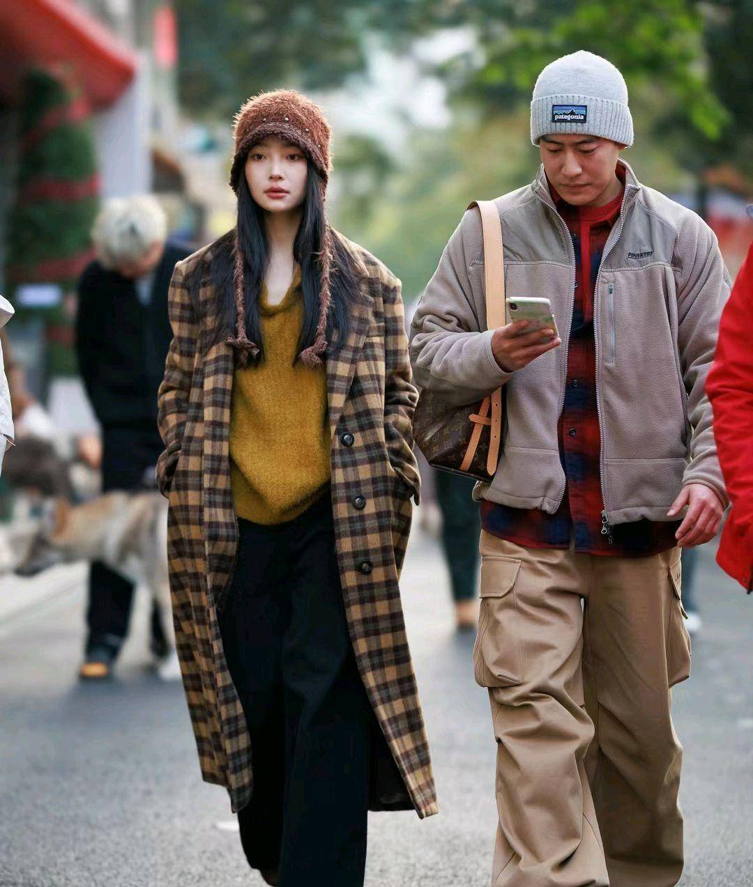 低温街拍穿搭,还得看成都辣妹子,保暖又时髦,够飒够美_风格_黑色_时尚