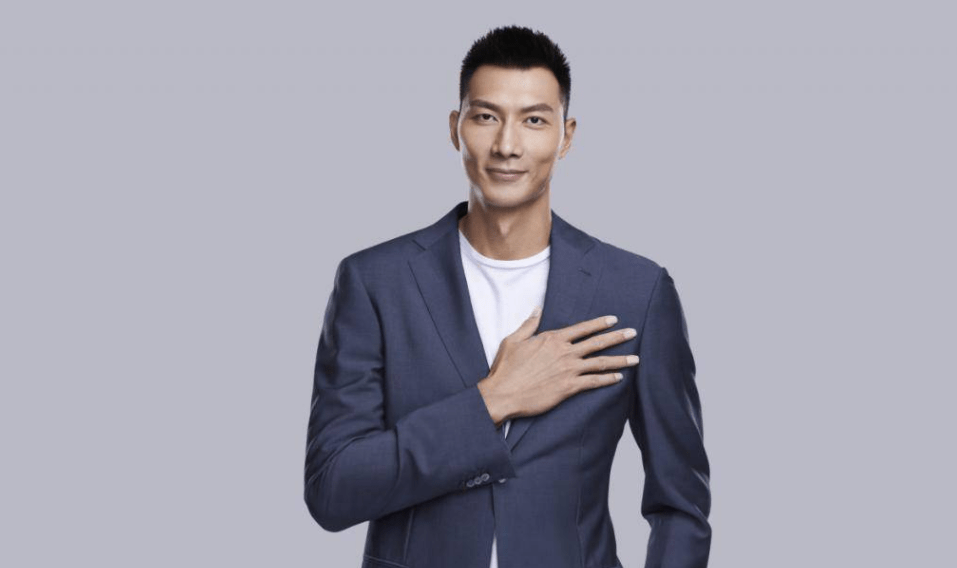 赵睿拄拐杖出席,与杜锋深情拥抱,宏远老板娘太抢眼_篮球_球迷_1