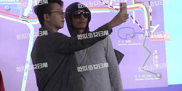 迈着轻松又优雅的步伐,双手插着裤兜又酷又帅地戴着墨镜从到达口出来