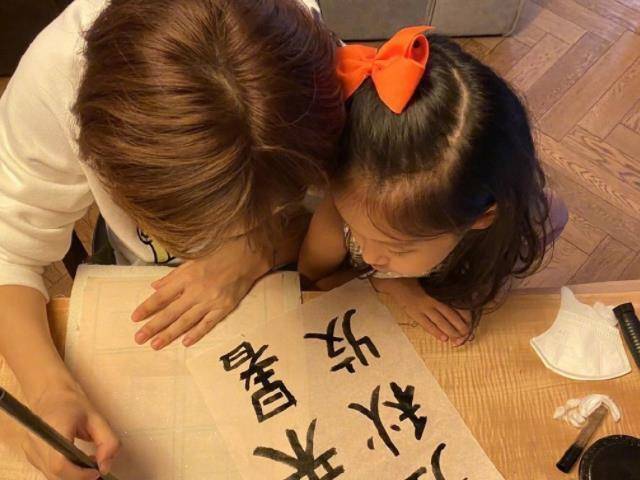 孫儷曬女兒,6歲小花妹妹寫不好毛筆字哭了,靠在媽媽身上太軟萌_孩子