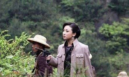 然而,這位女土匪的英勇事蹟引起了東北軍少帥的注意,他派兵圍剿駝龍.