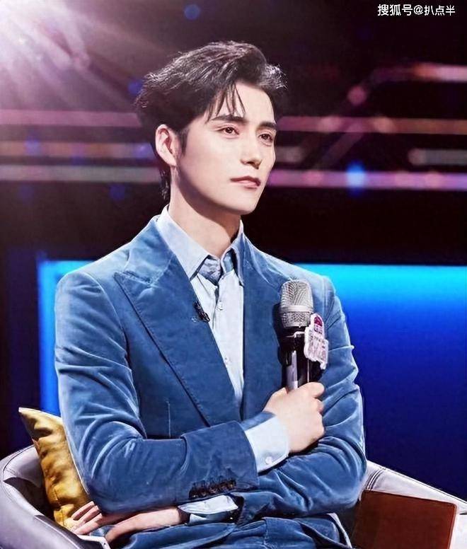 "音乐剧王子"阿云嘎上演"母子恋"?