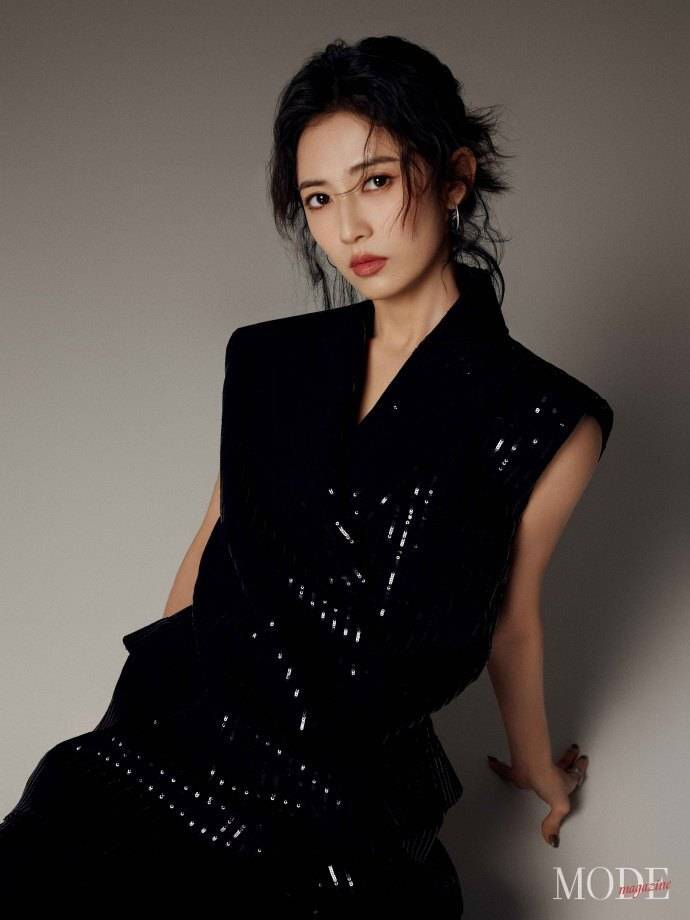 陈钰琪再登杂志封面,性感迷人甜如少女,成熟稳重有魅力_黑色_身材