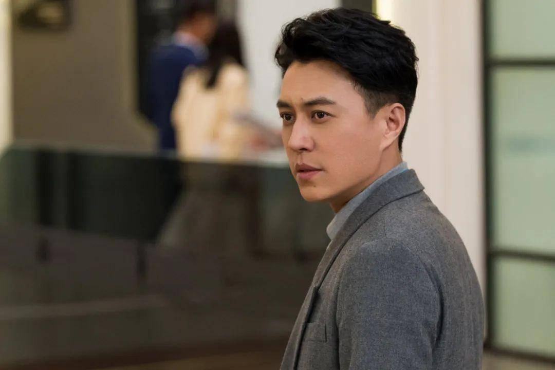 岁靳东满头白发,与荧幕形象判若两人,网友:老得认不出_角色_事业_年龄