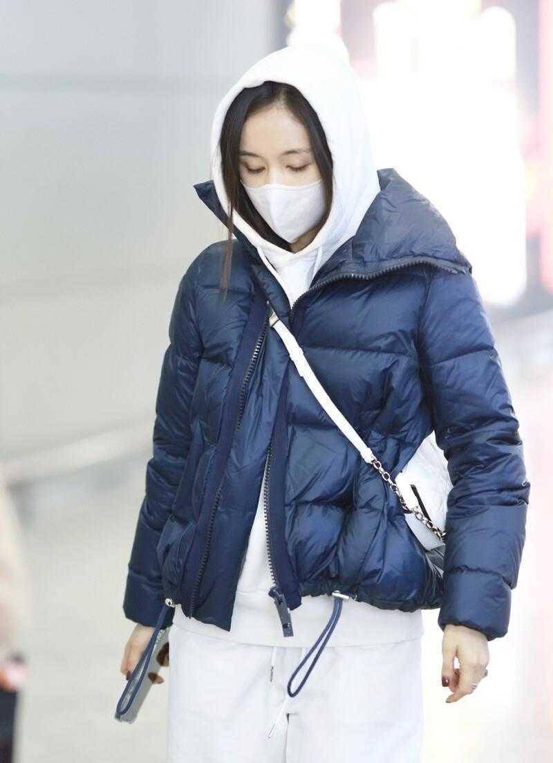王子文不愧是"穿搭高手",穿羽绒服配阔腿裤,显腿长又保暖_女生_方式