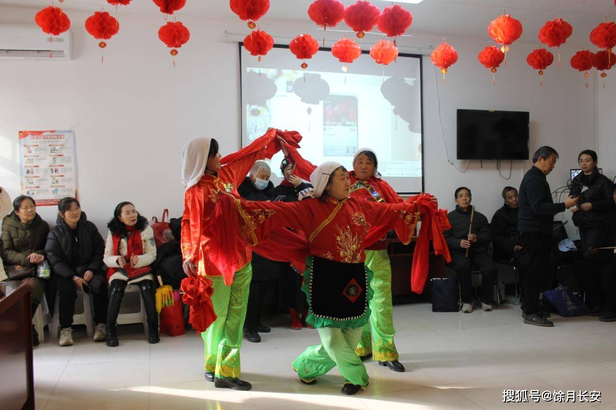 榆阳区鼓楼街道二里半社区开展"情暖元旦 快乐相伴"联欢活动_表演
