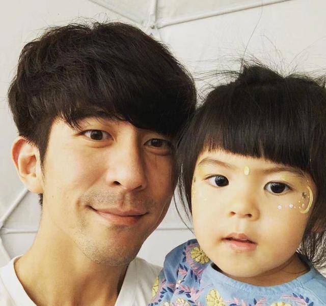 修杰楷镜头下的波妞,拍照从不在状态,但可爱童叟无欺_漂亮_眼神_双手