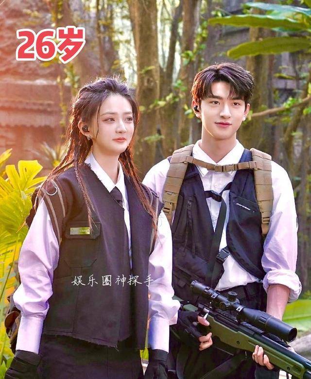 逗比搞笑的孙彬郁扮演者胡耘豪今年32岁,刚好比种丹妮大上1岁,剧中他