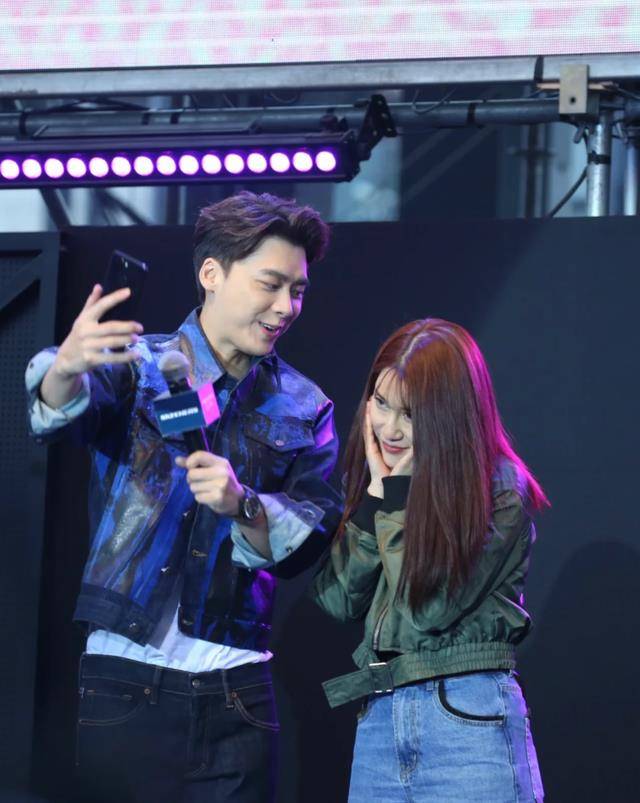 当日李易峰现身某线下活动,在互动环节他上台邀请一位粉丝和他合影.