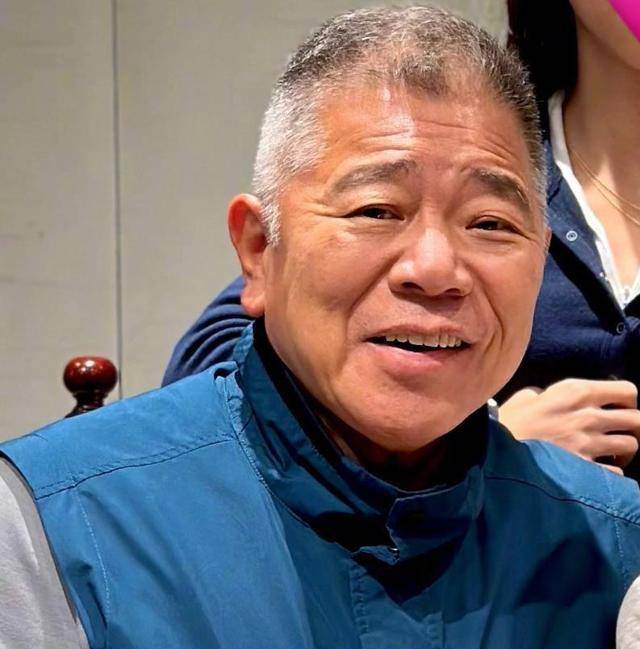 仔细看马廷强肤色黝黑泛红,笑起来脸上满是皱纹,头发也是一片花白,比