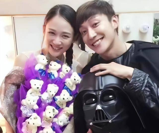 不管两人是什么情愫,如今陈乔恩已经结婚,乔任梁已经仙去,但陈乔恩
