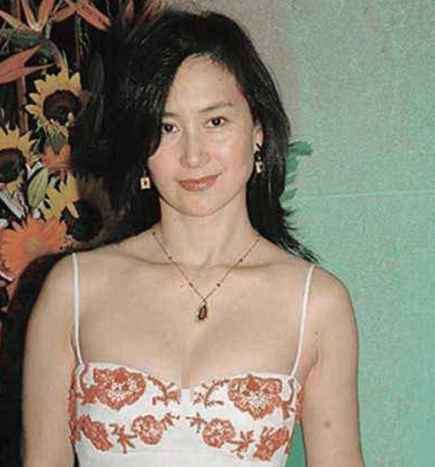 以为何超莲才是"赌王最美千金",看到何超琼年轻时,网友都呆了_造型