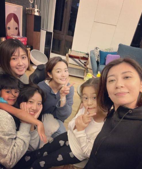 贾静雯闺蜜晒合照,"贾家4美"均有出境,4岁波妞亮点多_事业_女儿_美女
