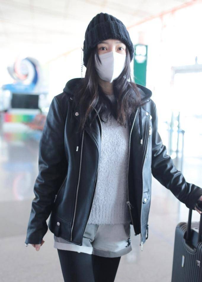 柳岩皮衣搭牛仔短裤走机场,又酷又美,配黑色时尚裤很保暖!