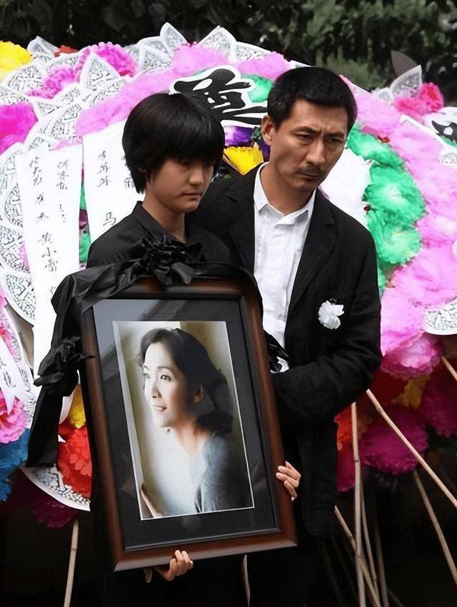 李婷:隐瞒病情独自抗癌9年,葬礼上前夫张子健与女儿哭成泪人_电影