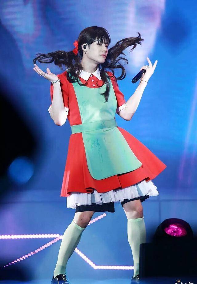 瘦到116斤的王嘉尔,穿起女装来这么好看!_白敬亭_女神_五官