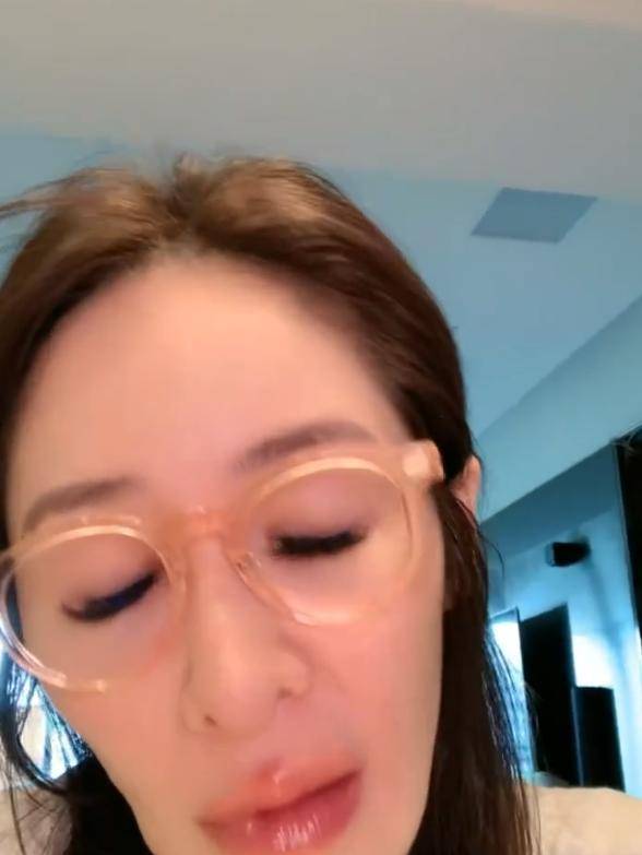 43岁萧亚轩自曝单身!直播暴瘦,表情诡异,精神状态令人担忧!