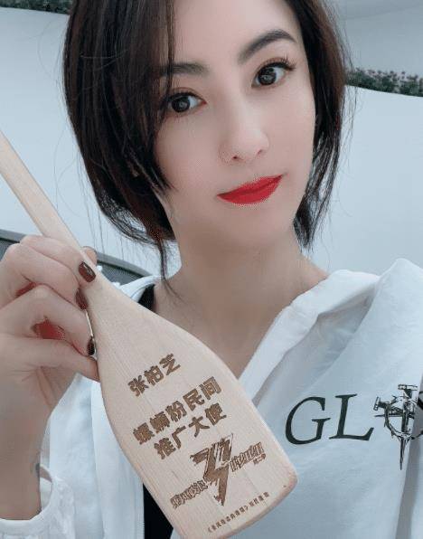 张柏芝晒自拍拉票,涂红唇,画浓眉打扮精致,居家状态绝美_决赛_姐姐