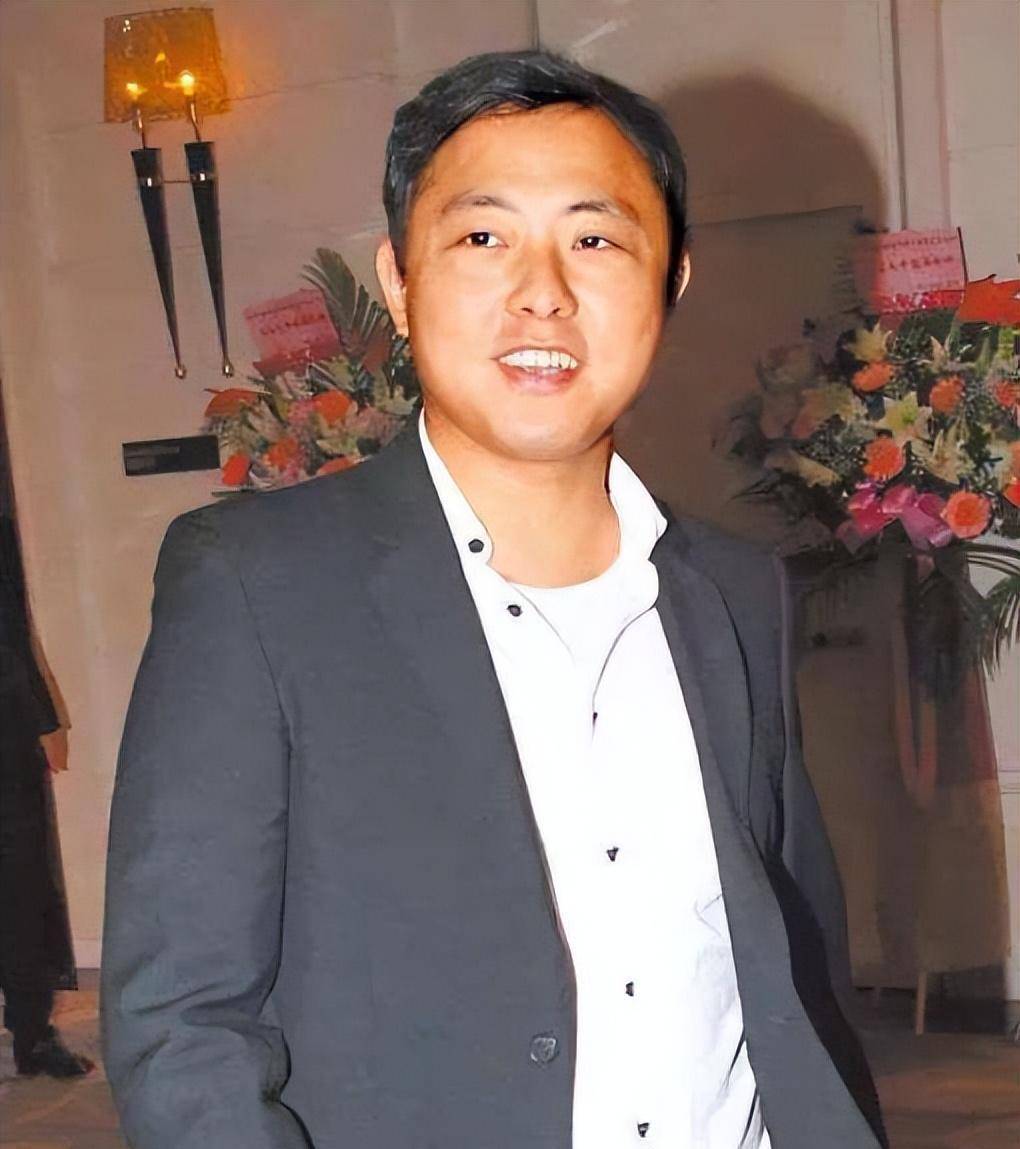 纪晓波不属于典型性富二代,是一个只有初中文化的ktv小老板,但是人脉