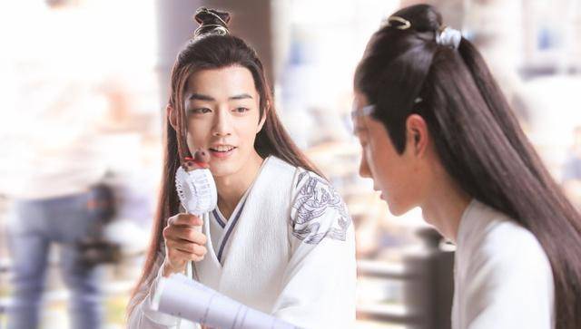 肖战和剧组人员一起嬉闹,一手指着天空,一手拍着胸脯,是在祈祷收视