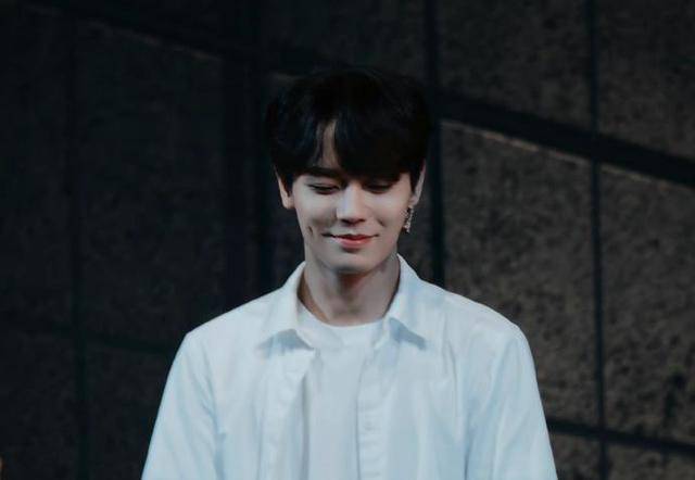 27岁林彦俊否认恋情,多位网友爆被工作室拉黑,只因评论引其不满_刘大